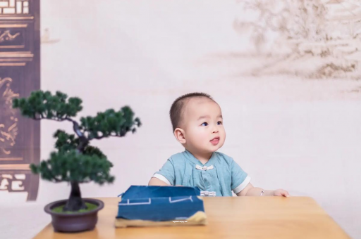 桓台怀孕肚子中间凹两边凸